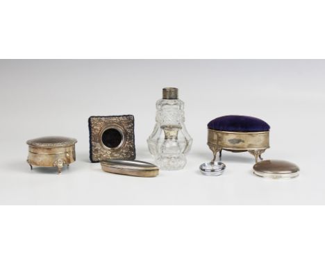 A selection of lady's silver dressing table accessories, to include an Edwardian silver mounted jewellery casket by Synyer & 