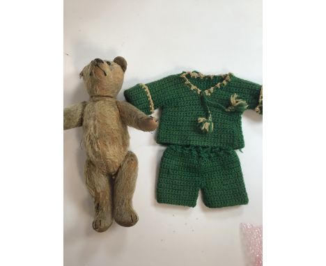 An early 1900s, assumed to be, Steiff bear with original shoe black button eyes and hump back. H:30cm