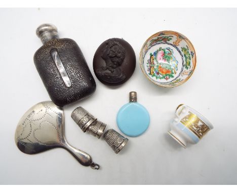 A small lot of mixed collectables to include silver thimbles, small leather clad glass hip flask with white metal cap, small 