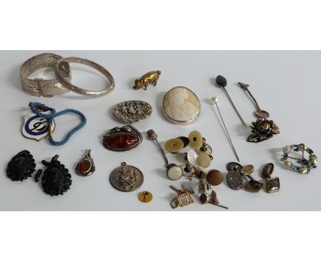 A collection of jewellery including a pressed amber brooch, a silver bangle, two jet earrings, a banded agate stick pin, Arts