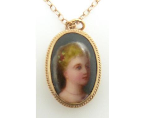 A 9ct gold necklace set with a porcelain portrait, 3.3g&nbsp;