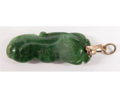 A nephrite jade pendant carved with peaches, 3.5cm long