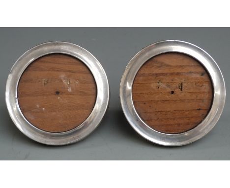 Pair of George V hallmarked silver circular photograph frames with easel backs, Birmingham 1922 maker&nbsp;Deykin &amp; Harri