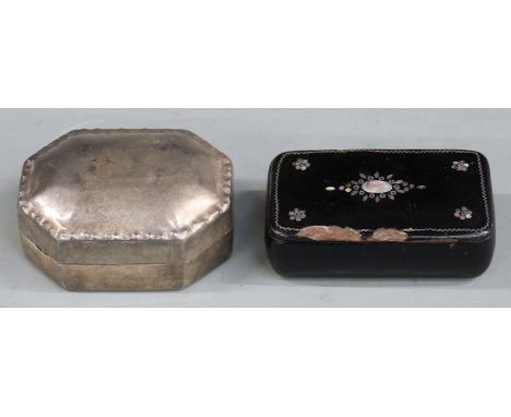 Victorian lacquer snuff box and a white metal box, length 5.5cm&nbsp;