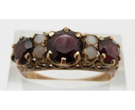 A 9ct gold garnet and pearl ring, 3g, size R