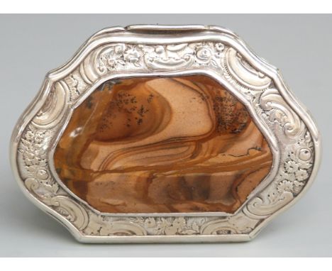 18th century Scottish silver agate topped escutcheon-shaped snuff box, opening to reveal gilt interior, maker's mark PW belie