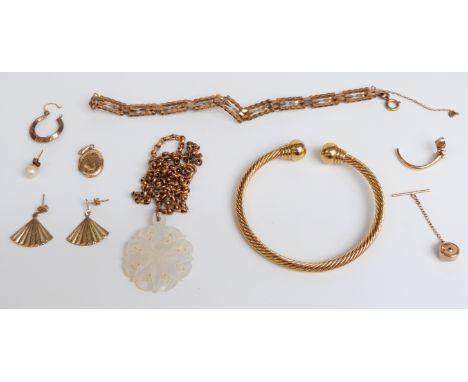 A 9ct gold gate bracelet (4.6g), a section of 18ct gold (1.7g), a 9ct gold pendant, a pair of 9ct gold earrings (2.2g), yello