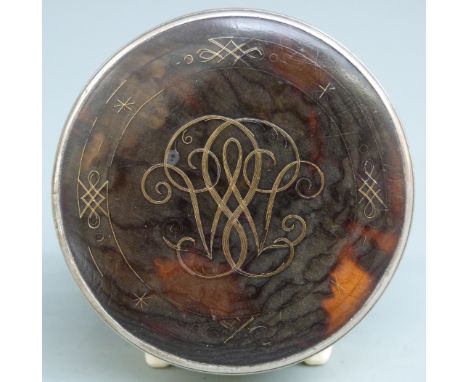 18th century silver gilt mounted tortoiseshell and gold pique ware snuff box, diameter 57mm