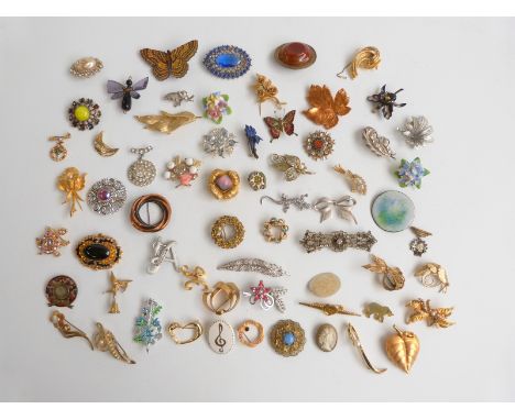A collection of brooches including vintage, enamel, marcasite, large agate example, Exquisite, etc