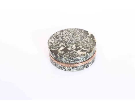 A GOLD MOUNTED SERPENTINE SNUFF BOX, EARLY 19TH CENTURY, circular, the mounts chased with delicate scrolls. 5.5cm
