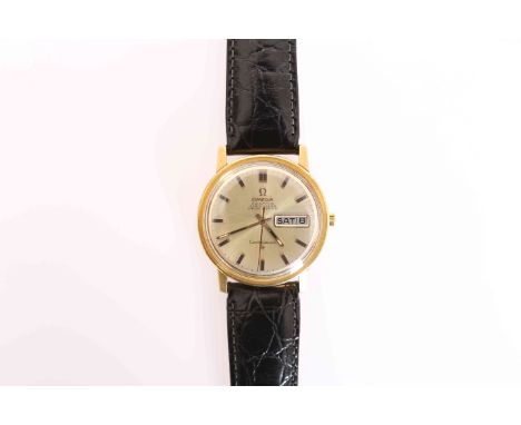 AN OMEGA CONSTELLATION 18 CARAT GOLD WRIST WATCH, the circular dial with centre sweep seconds, baton markers and calendar, ca