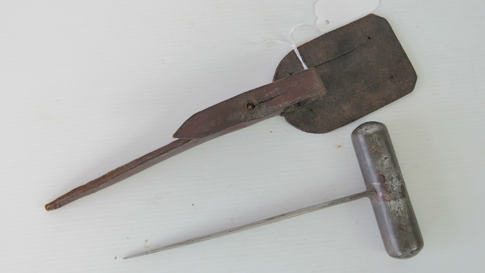 A British trench fighting push dagger SOE knife having War Department