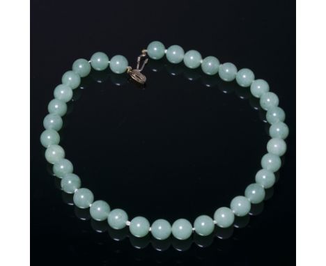 A jadeite jade necklace China, 20th Century twentyfour jadeite beads ; eight: 87 g. l 46 cm Start Price: €600