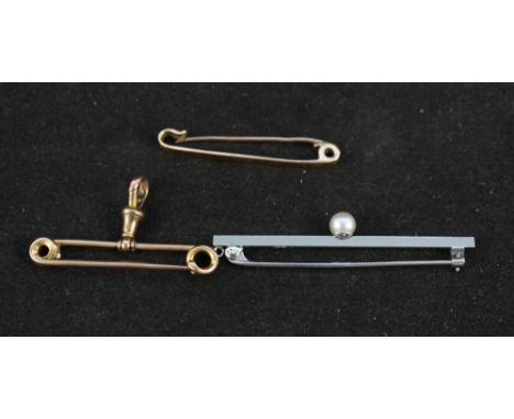 A 9ct white gold bar brooch set with single pearl, a 9ct gold bar brooch with 9ct gold dog clip plus another 9ct gold brooch
