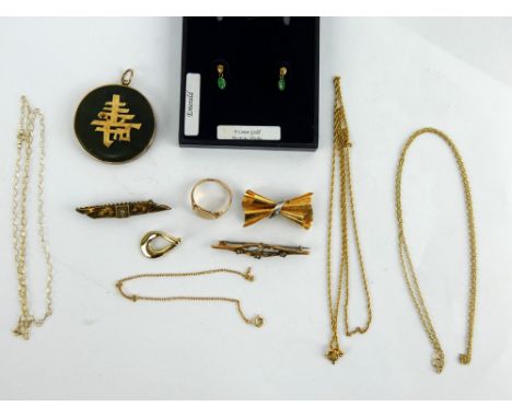 Mixed gold jewellery to include three 9ct gold chains, 9ct ring, three brooches, earrings and a pendant. Weighable gold (mixe