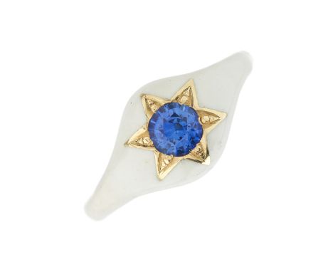 An 18ct gold white enamel band ring, with circular-shape sapphire central highlight and tapered shoulders, ring size N, 4.2gC