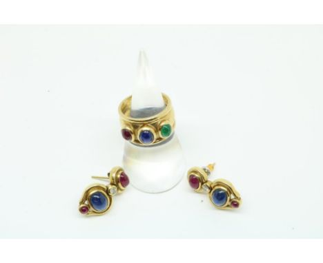 A set of yellow gold ring with cabochon-cut saphire, ruby and  emerald, with matching earingsGouden band ring bezet met caboc