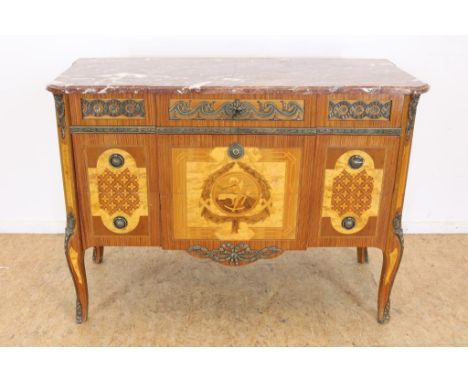walnut wood Louis XVI-stijl commode met marble top and decor of  medallion with putto, 20th century, h. 80, w. 107, d. 49 cm.