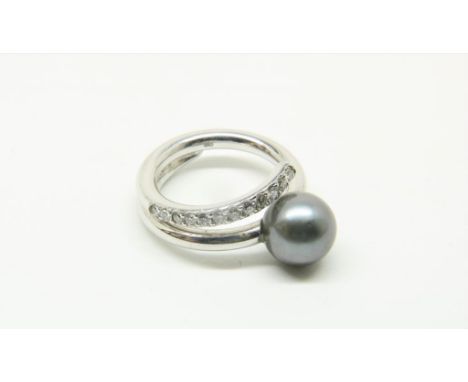 A whitegold ring mounted with pearl and diamonds brilliant cut,  ca. 0.40ct. gr.w. 10gr., size 18, 750/000Witgouden ring beze