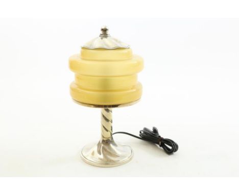 Art Deco table lamp with yellow glassArt Deco tafellampje met verzilverd voetje en geelglazen kapje,  h. 32 cm.