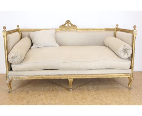 Gold lacquer Louis XV-style sofa with flowervase and guilandes,  h. 105, w. 190, d. 77 cm.Goudlak Louis XV-stijl sofa, bekroo