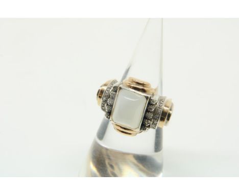 A gold and silver ring mounted with calcedony, 585/000 835/0000,  size 16.5 w. 8 gr.Gouden met zilveren ring bezet met chalce