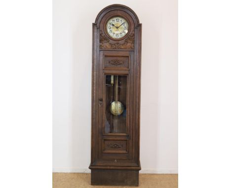 Longcase clock in oak, Peerless Germany, ca. 1900.Staande klok in eiken kast met koperen wijzerplaat, fabrikant  Peerless, Du