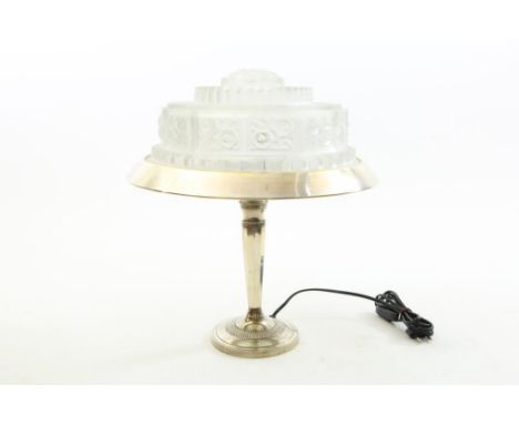 Plated table lamp with white glass, h. 40cm.Verzilverde schemerlamp met satine kap, h. 40 cm.