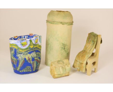 Lot of 4 ceramic works of art of 2 various decorative vases,  travel bag and chair with dress, unknown.Lot van 4 keramiek kun