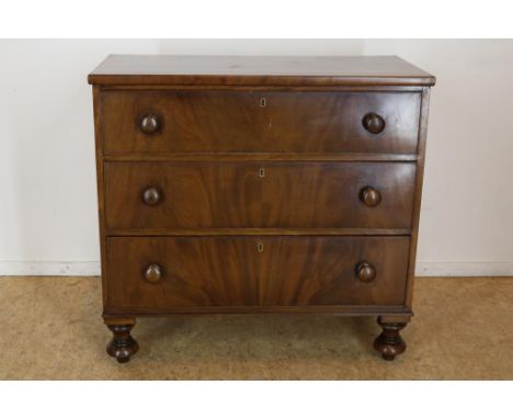 Mahogany Biedermeier chest of drawers, with 3 drawers, Scotland  19th century, h. 88 w. 92 d. 45 cm.Mahonie Victoriaanse comm