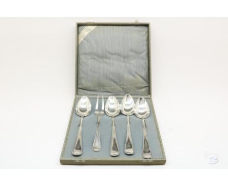 5 Silver cutlery pieces, 4 serving spoons, 1 serving fork,  835/000, gross weight. 446gr.5 Zilveren dienbestekken, waarbij 4 