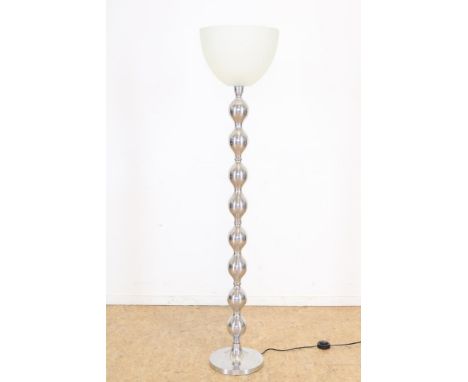 Aluminum standing floor lamp with Holphane-style glass shade, h.  152 cm.Aluminium staande vloerlamp met Holphane-stijl glask