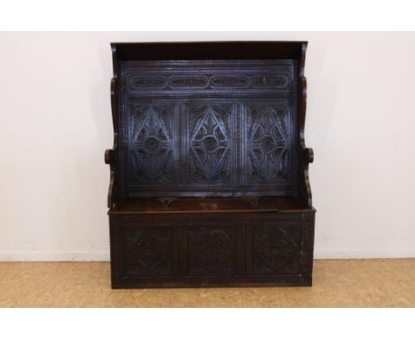 Oak Renaissance-style hall bench with carved carvings by flowers and rosettes, flap on the seat. h. 140, w. 117, d. 38 cm.Eik