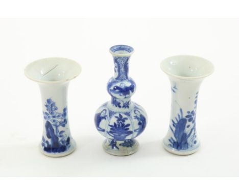 A set of 2 Kangxi porcelain miniature vases, decorated with  flowers, h. 10 cm. Kangxi porcelain miniature vase with figures 