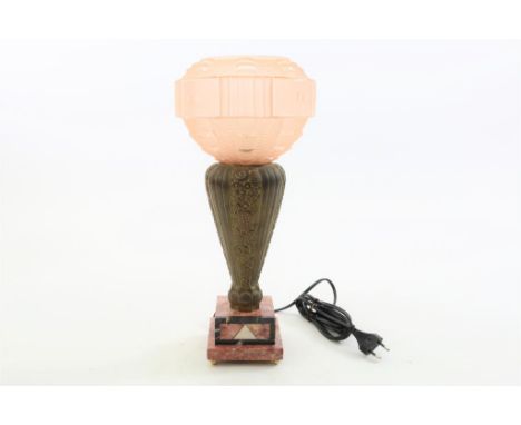 Art Deco table lamp with rose marble foot. h. 40cm.Art Deco messing tafellamp op rose marmeren voetje en zalmkleurig  kapje, 