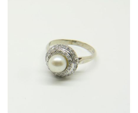 White gold ring with cultive pearl and diamonds ca. 0.50ct.  750/000, gr. w.5gr.Witgouden ring bezet met cultive parel 7 mm. 