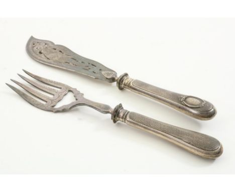 Slice place setting for fish, with silver plated knife and fork  and silver handles, about 1900Verzilverde vis tracheercouver