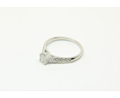 Whitegold ring with brilliants 0.52 ct. 750/000, size 17.25Witgouden fantasiering bezet met briljantslijpsel diamant  middens