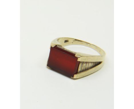 Gold ring set with carnelianGouden ring bezet met carneool