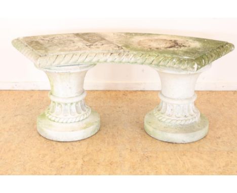 Sandstone half-oval garden bench, on lose elementens, h. 47 cm.Zandstenen half ovale tuinbank afgezet met knorrenrand, rusten