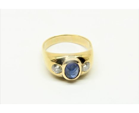 Yellow gold ring with cabuchon cut sapphire with 2 brilliant cut  diamonds, ca. 0,40 ct, 585/000, w. 7,3 gr.Geelgouden ring b