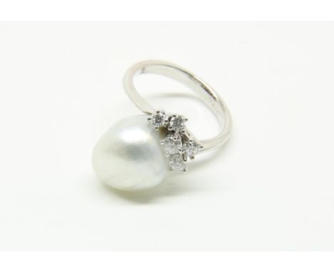 White gold ring mounted with cultuve baroque pearl and  brilliants tot. 0.30ct. size 16.5 750//000Witgouden fantasiering beze