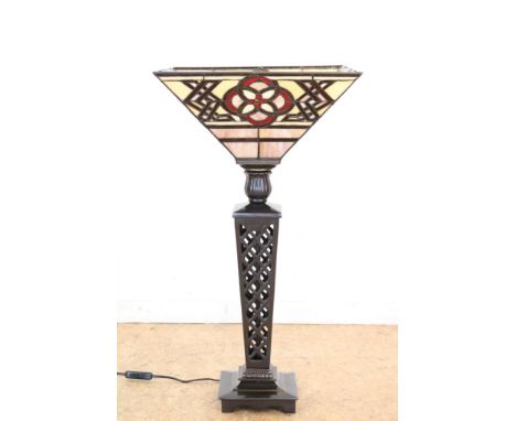 Tiffany-style table lamp on bronze base, h. 66 cm.Tiffany-stijl tafellamp op bronzen voet, h. 66 cm.