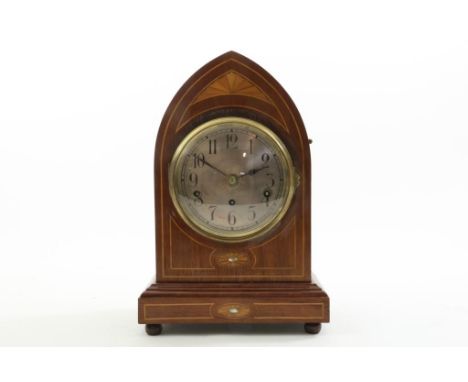 A mahogany English mantel clock with inlay satinwood, clockwork  with running striking and olaying mechanism, ca. 1900, h. 43