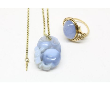 set with gold necklace and bracelet, with blue color stone , and  ring with blue opalescent stoneLot goudwerk waarbij gouden 