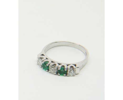 White gold ring mounted with emerald and brilliants 0.45ct.  585/000 size 16.5Witgouden rijring bezet met smaragd en diamant 