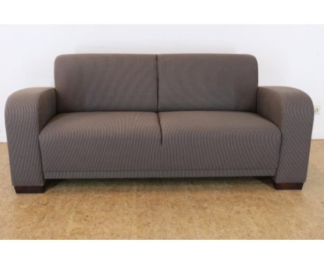 Modern 3 seater sofa with grey/black woven upholstering, h. 80,  w. 190, d. 85 cm.Moderne 3-zits bank met grijs/zwart geweven