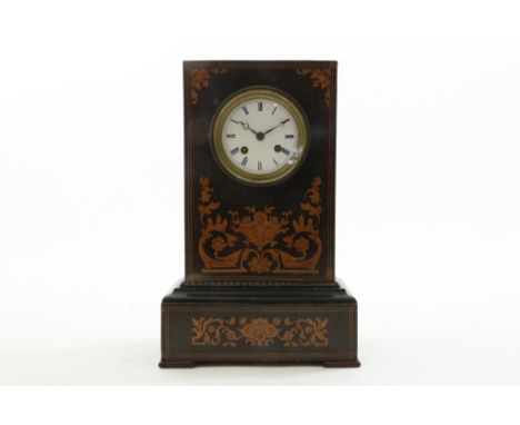 Mantel clock, 19th. Century inlay of leave and trim, h. 34,5 cm.Schouwpendule met inlegwerk van bladeren en bieswerk, 19e eeu