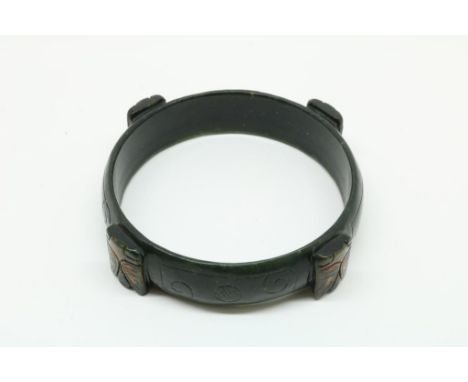 Jadeiet bangle with cricket, diam. 8.5 cm.Handgesneden jadeiet armband met krekels , diam. 8.5cm.
