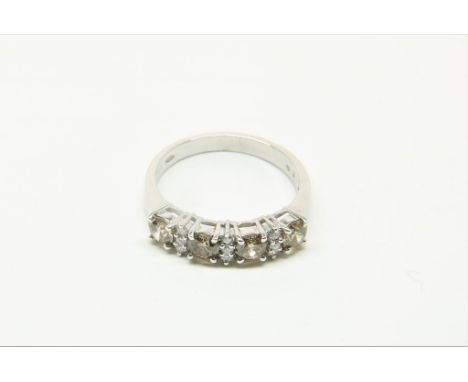 A white gold ring mounted with brilliants champagne 0.93ct and  white 0.13ct G. 750/000, size 17 1.2, w. 3.6gr.Witgouden fant